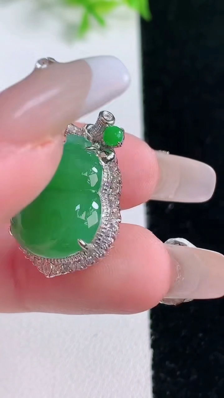 天然A货翡翠葫芦吊坠，尺寸25.7-17.7-8.4，裸石17.7-14.7重量:3.93g
1月1