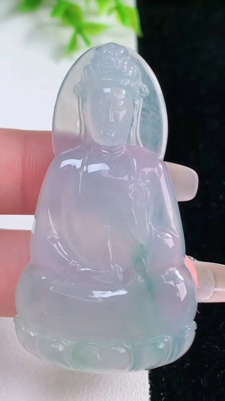 天然A货翡翠种飘花观音菩萨吊坠，尺寸57.3-31.8-5.6，重量:19.28g
1月17日