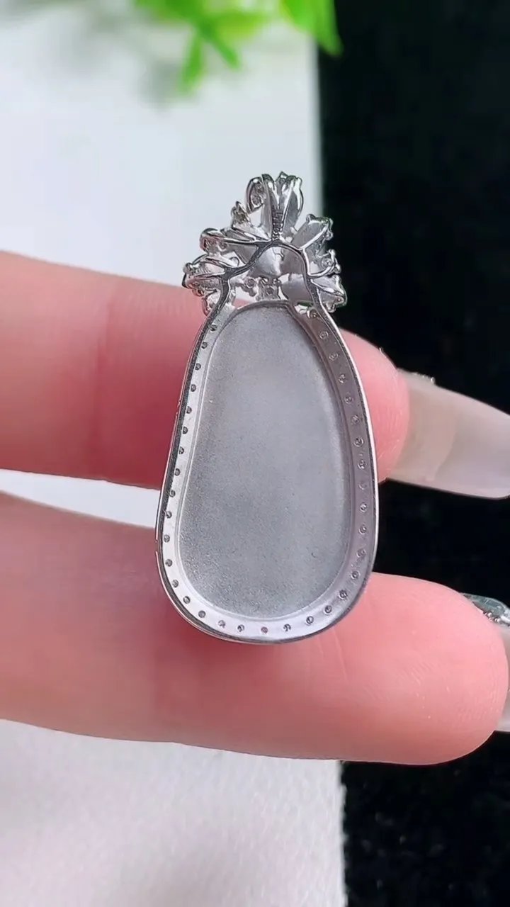 天然A货翡翠18K金紫罗兰福豆吊坠，尺寸32.2-15-7.3，裸石22-12重量:4.09g
1月17日