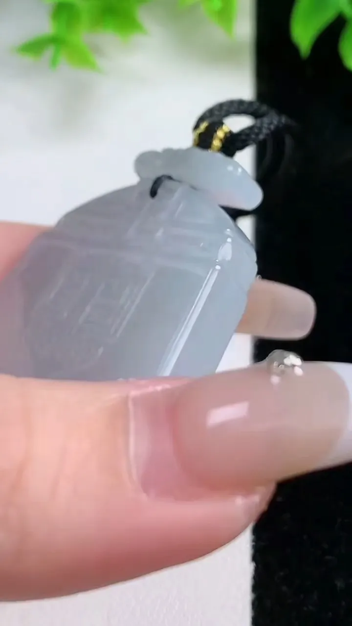 天然A货翡翠冰种飘花仿古无事牌吊坠，尺寸48.7-40.8-6.2，重量:37.11g
1月17日