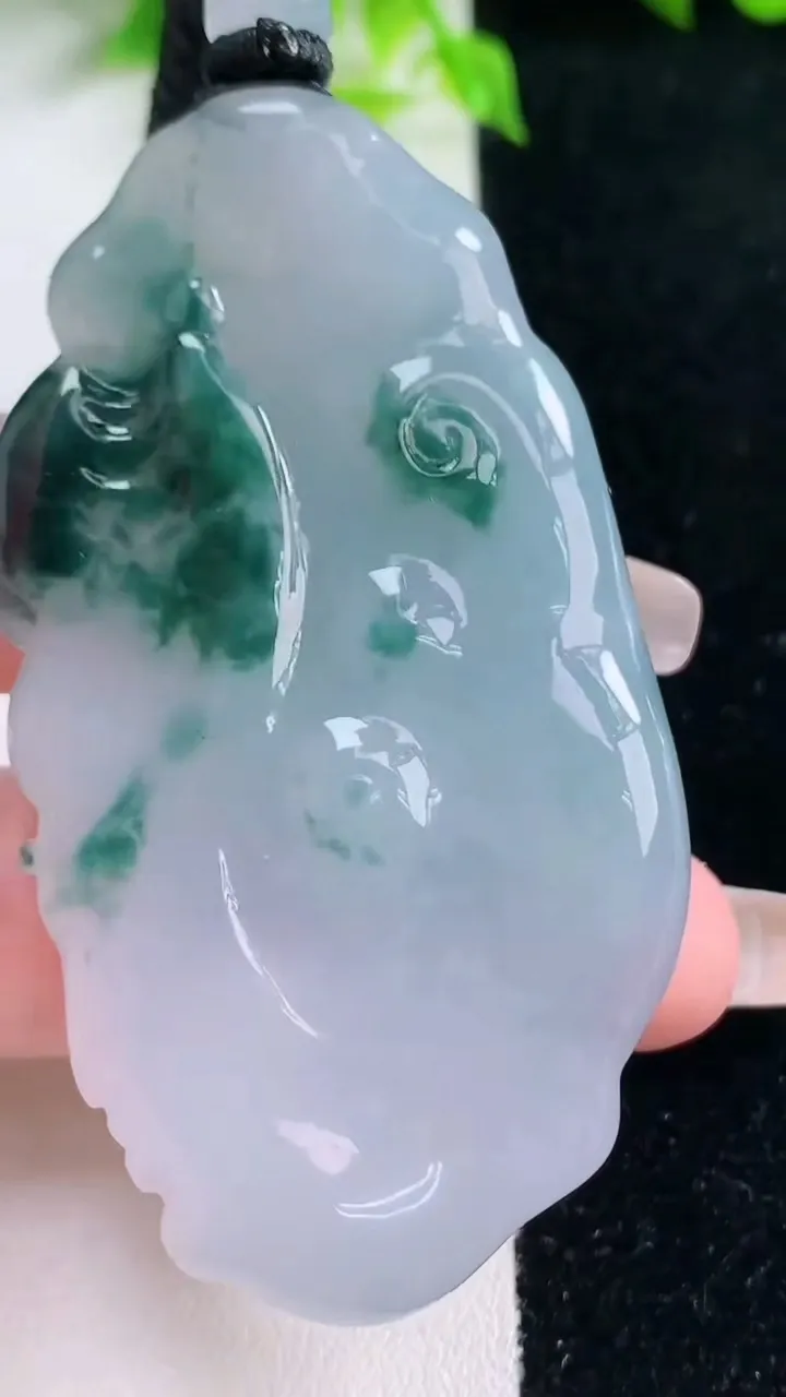 天然A货翡翠种飘花一念之间吊坠，尺寸65.6-35.6-11，重量:52.14g
1月17日