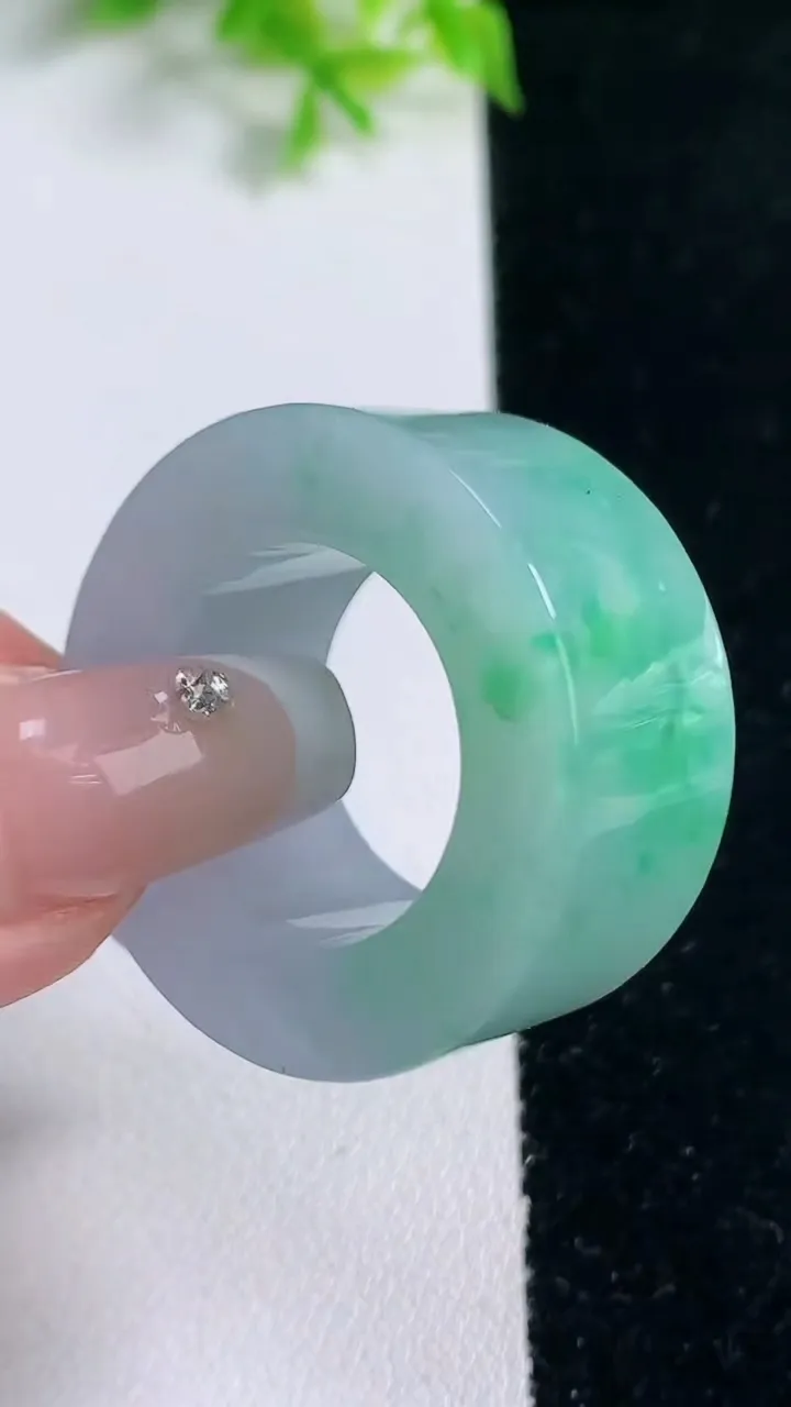 天然A货翡翠方形指环扳指，尺寸19.4-14-6.4，重量:24.94g
1月17日