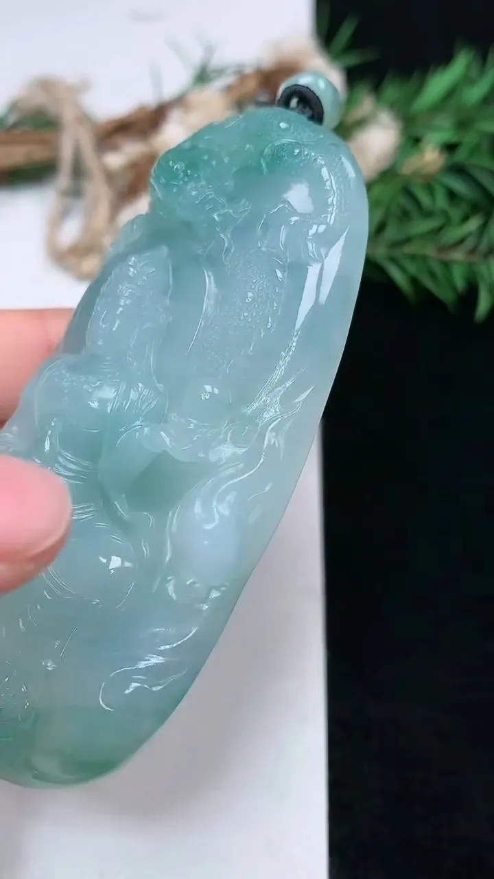 天然A货翡翠紫罗兰 飘花御龙观音菩萨吊坠，尺寸80-39.3-11.3，重量:62.72g
1月17日