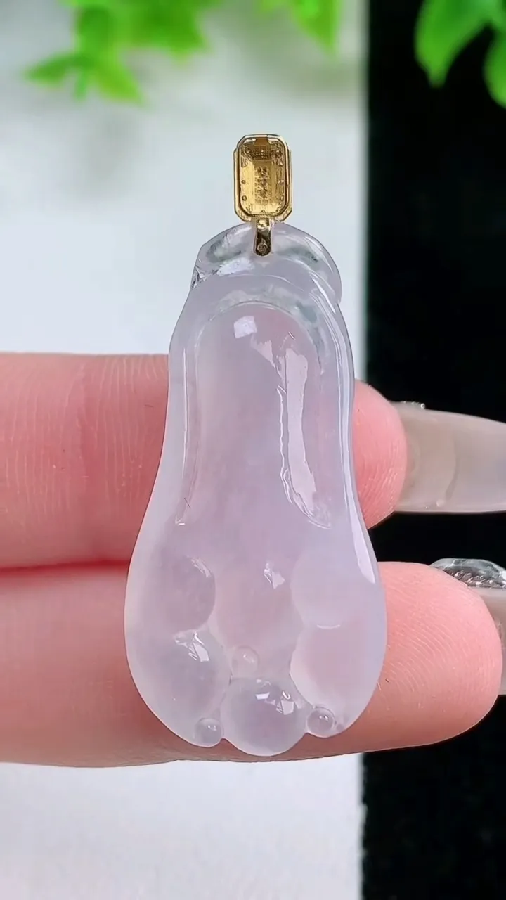 天然A货翡翠种白冰佛手瓜吊坠，尺寸34-17.4-6，重量:5.88g
1月17日
