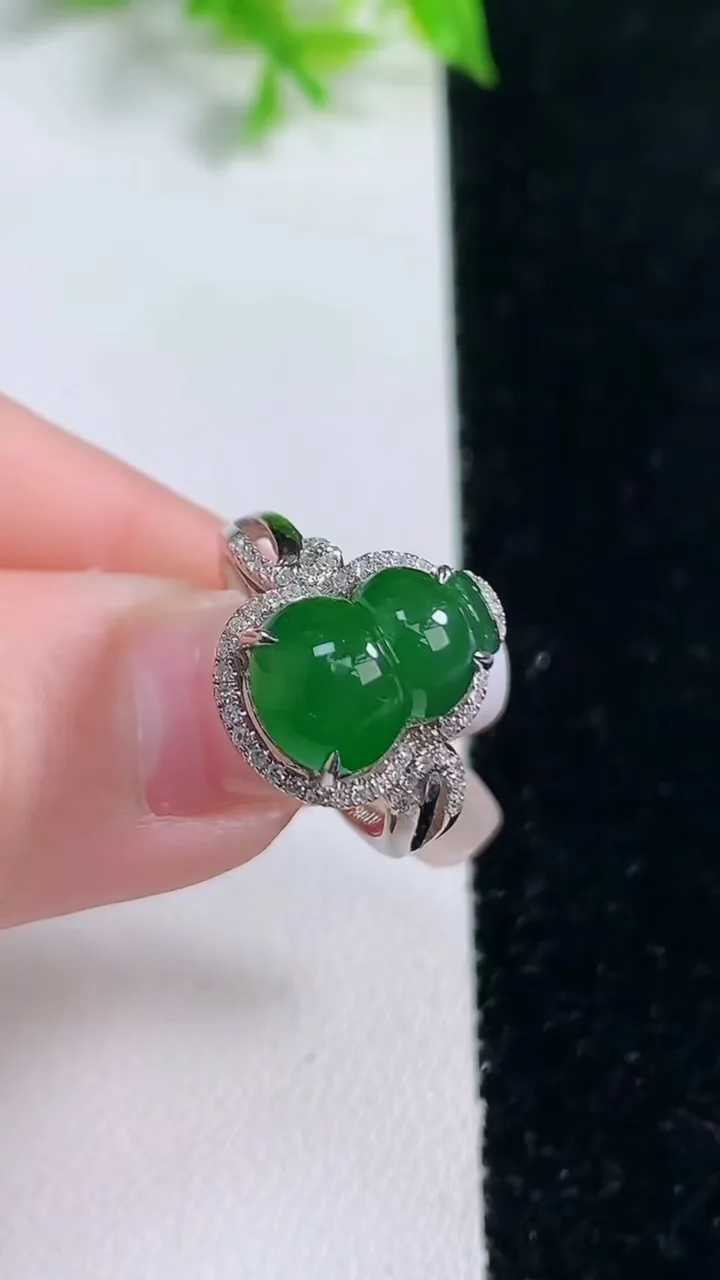 天然A货翡翠葫芦戒指，尺寸17-12-7.8-8，重量:4.47g2026年1月17日
工厂直销收藏佳品,种好水足，色泽均匀，有种有色，上手高大气！