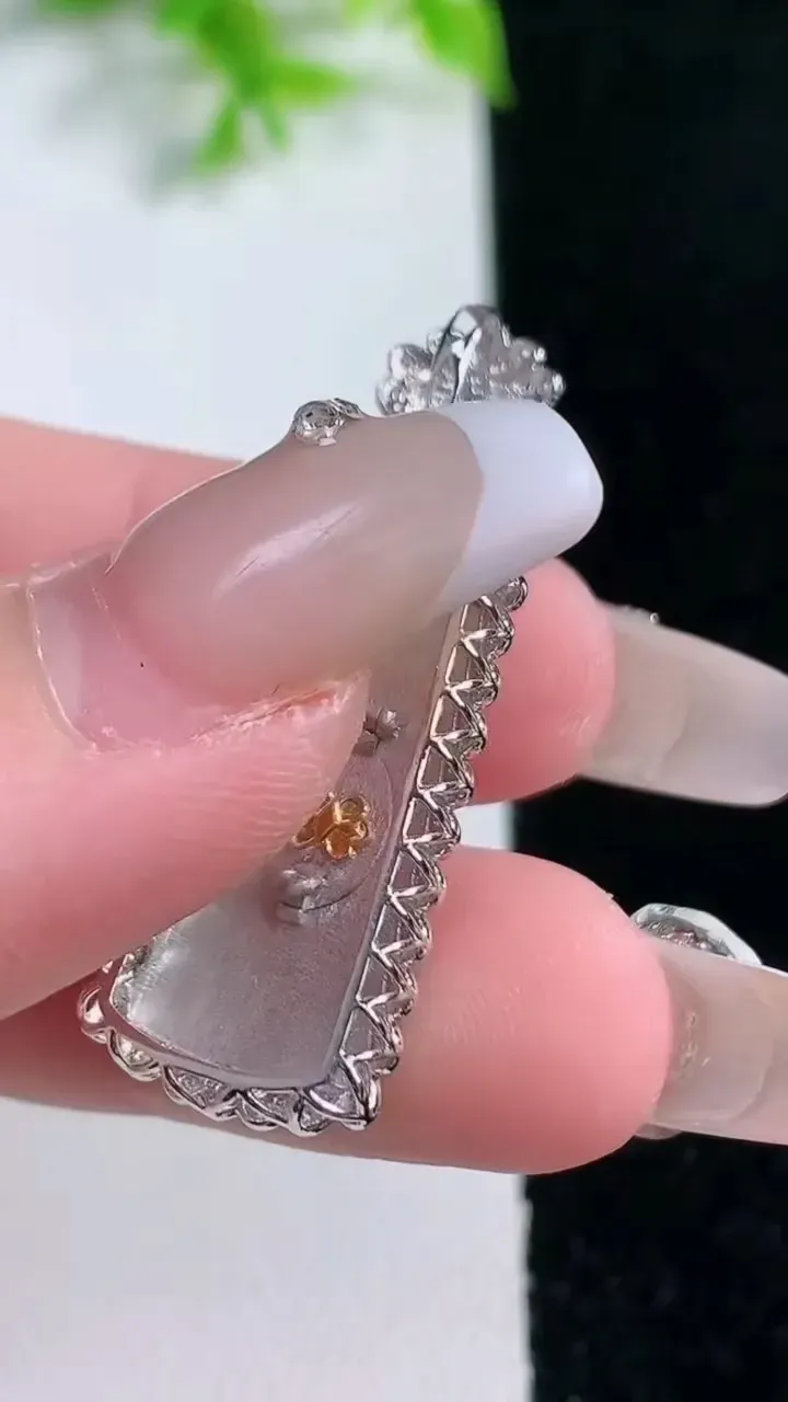 天然A货翡翠无事牌吊坠，尺寸36.6-13.6-5.2，裸石22.5-11.5重量:3.31g
1月17日