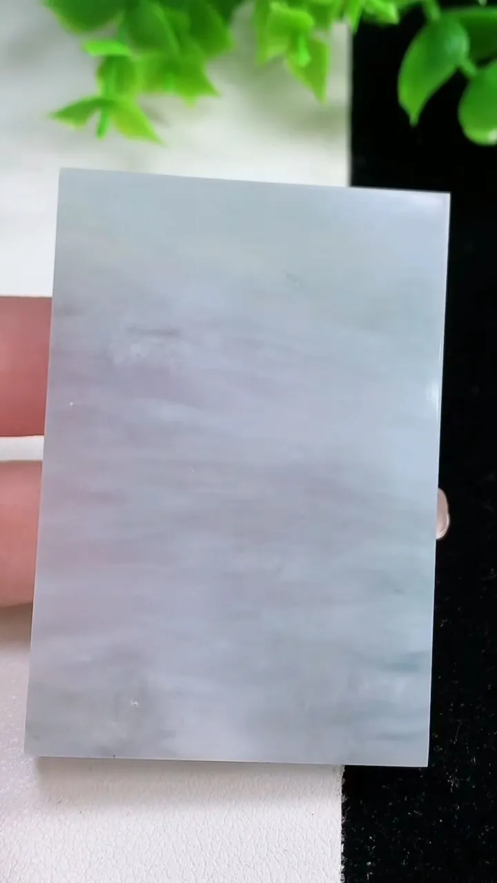 天然A货翡翠种白冰无事牌镶嵌件，尺寸61.3-42-5.9，重量:52.50g
1月17日