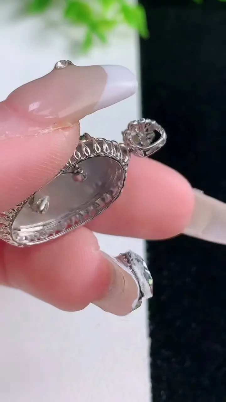 天然A货翡翠金枝玉叶 叶子吊坠，尺寸30-15.5-6.5
1月17日