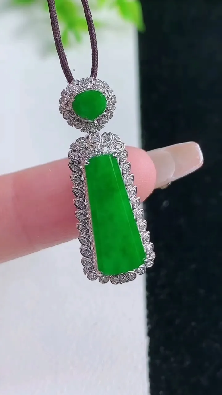 天然A货翡翠无事牌吊坠，尺寸29.6-10.7-7.9，裸石16.7-7.2重量:2.61g
1月1