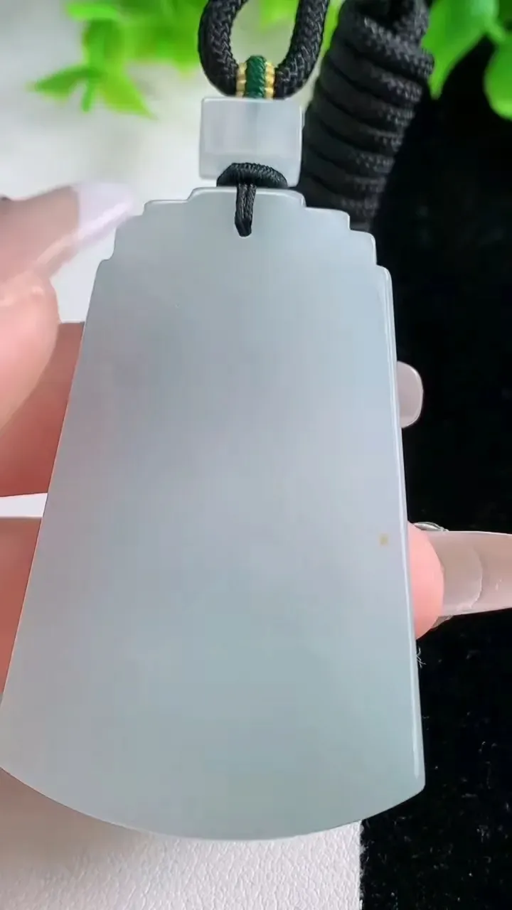 天然A货翡翠无事牌吊坠，尺寸54.6-34.4-5.7，重量:34.70g
1月17日