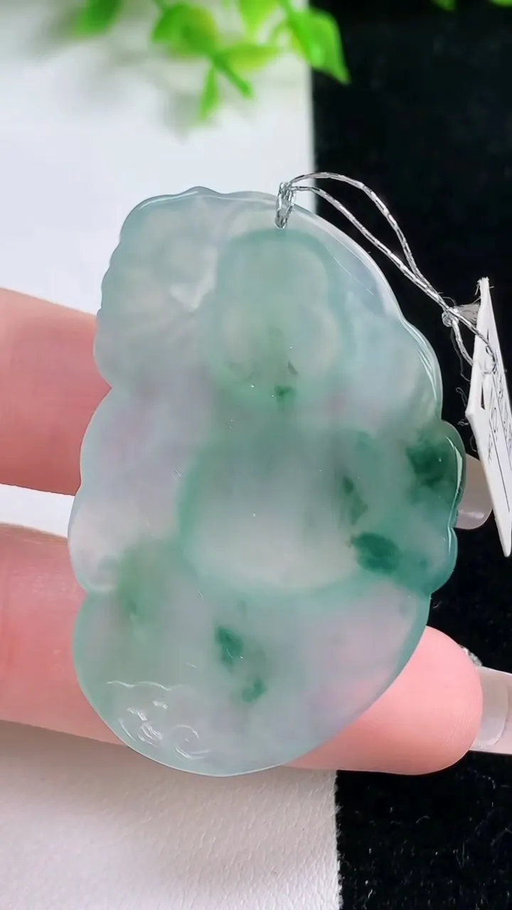 天然A货翡翠种飘花逍遥佛吊坠，尺寸40-31.7-5.5，重量:16.60g
1月17日