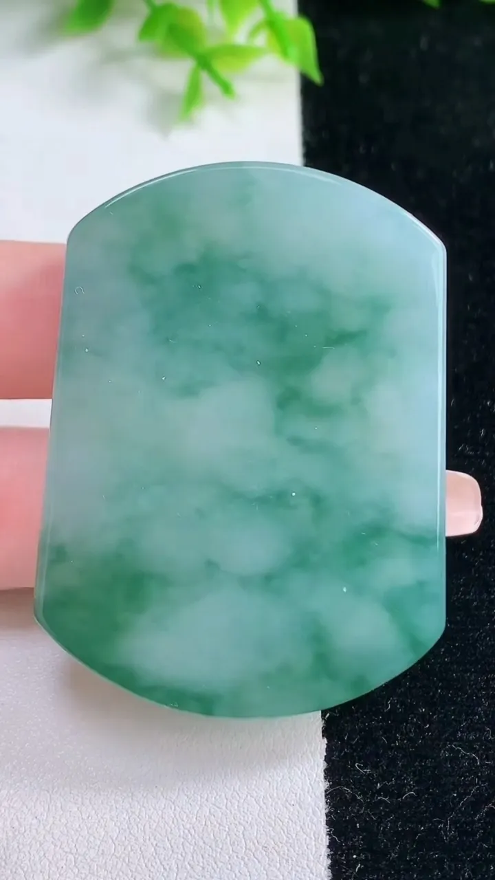 天然A货翡翠冰种飘花无事牌镶嵌件，尺寸52.4-39.2-6，重量:37.34g
1月17日