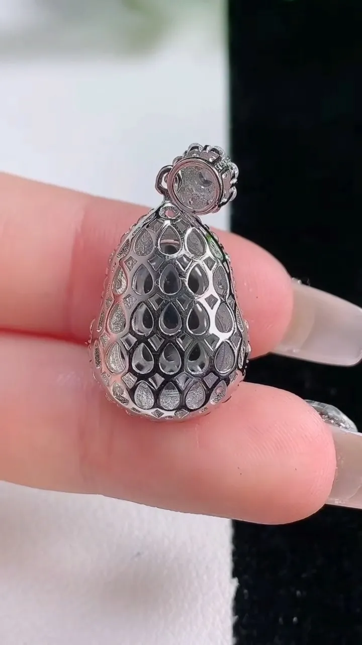 天然A货翡翠葫芦吊坠，尺寸28.2-15.2-9.5，裸石15-11.4重量:3.85g
1月17日