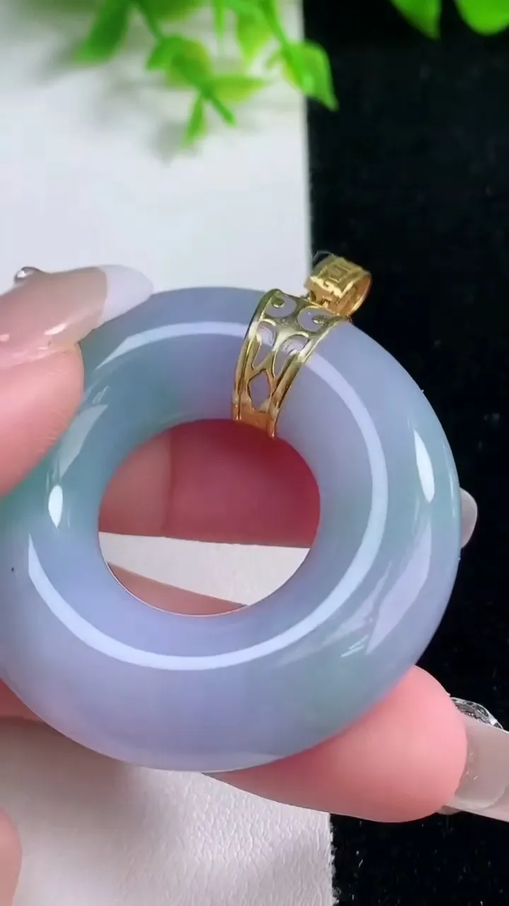 天然A货翡翠18K金春带彩紫罗兰平安环吊坠，尺寸45.2-11.2，重量:41.12g
1月17日