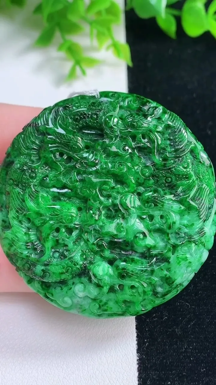 天然A货翡翠九龙至尊 龙牌吊坠，尺寸58-10.7，重量:76.55g
1月17日