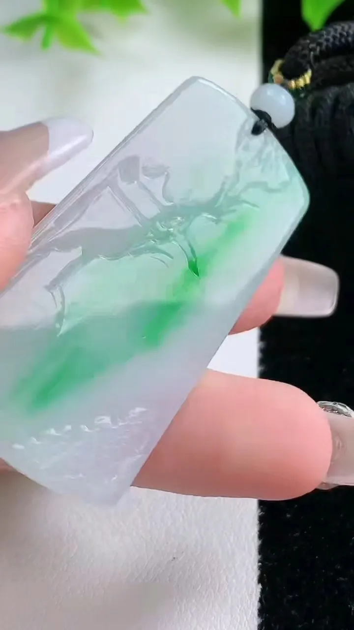 天然A货翡翠山水牌吊坠，尺寸48.7-26.2-4.6，重量:18.88g
1月17日