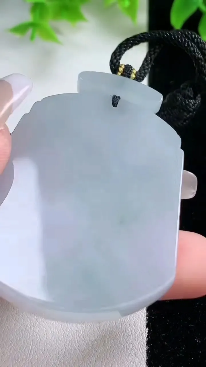 天然A货翡翠冰种飘花仿古无事牌吊坠，尺寸48.7-40.8-6.2，重量:37.11g
1月17日