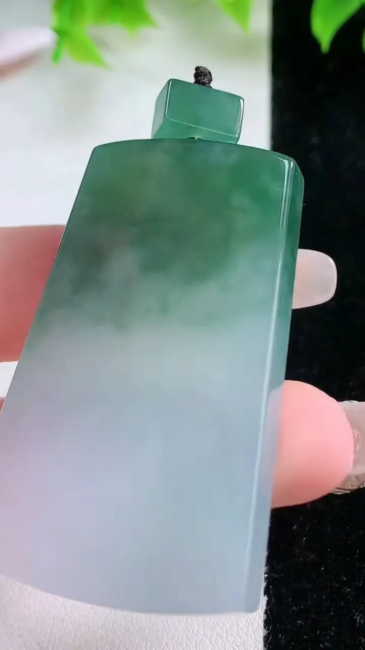 天然A货翡翠无事牌吊坠，尺寸50.7-30.5-5.6，重量:28.34g
1月17日