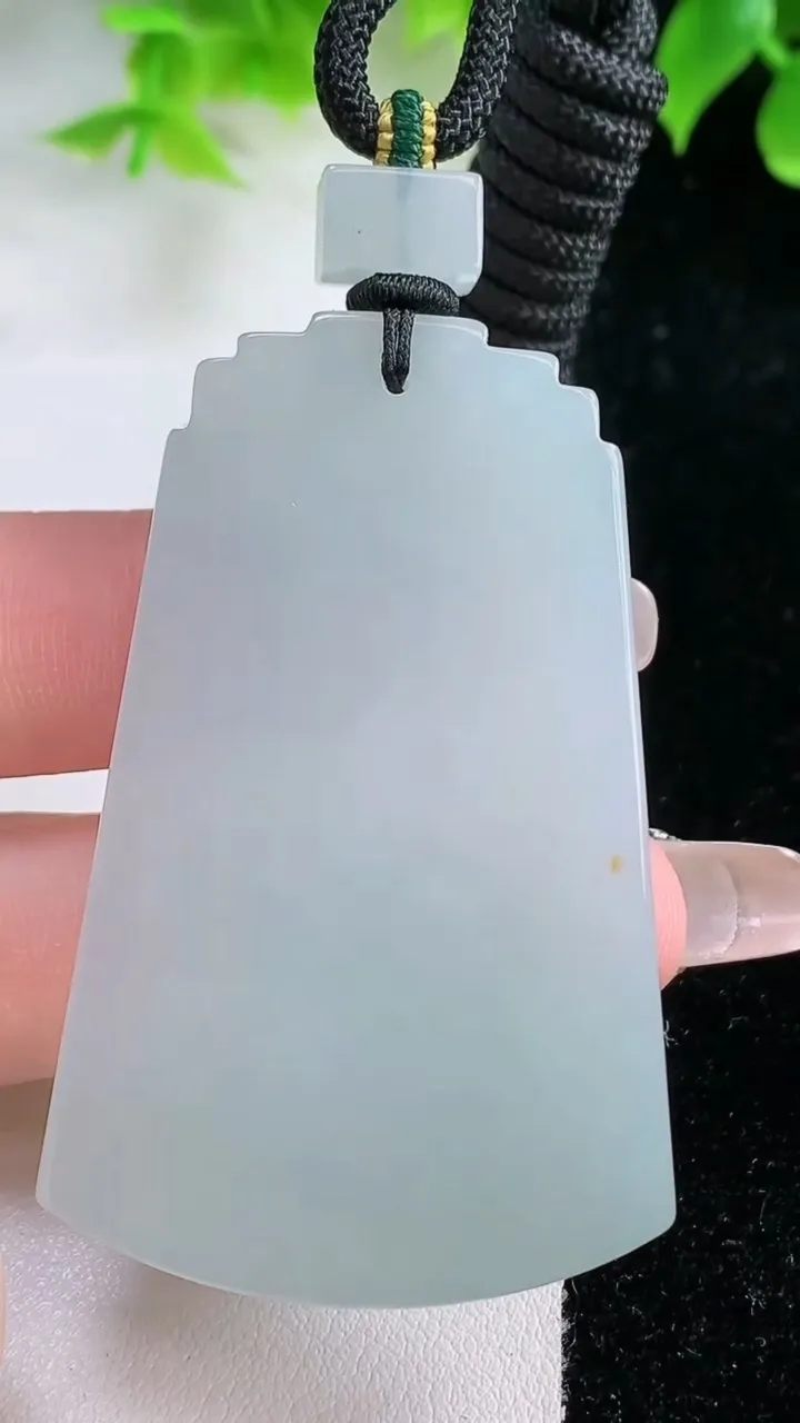 天然A货翡翠无事牌吊坠，尺寸54.6-34.4-5.7，重量:34.70g
1月17日