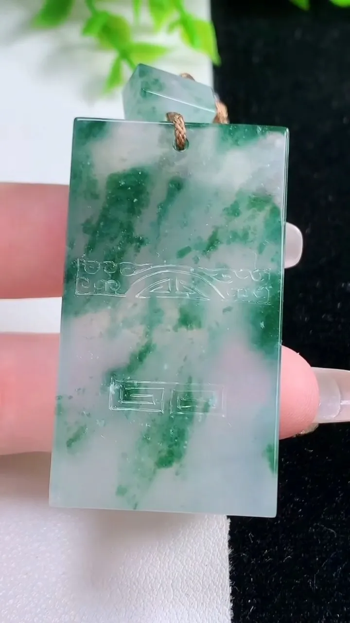 天然A货翡翠种飘花仿古无事牌吊坠，尺寸49-27.4-5.4，重量:26.92g
1月17日