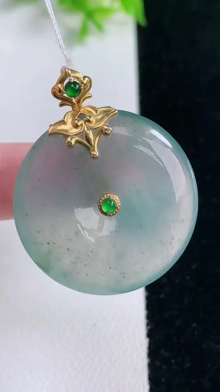 天然A货翡翠种飘花平安扣吊坠，尺寸29.6-5.7，重量:12.68g
1月17日