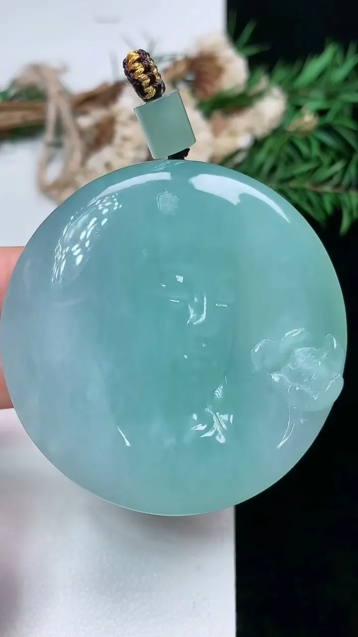 天然A货翡翠佛头吊坠，尺寸51.2-12.5，重量:77.22g
1月17日