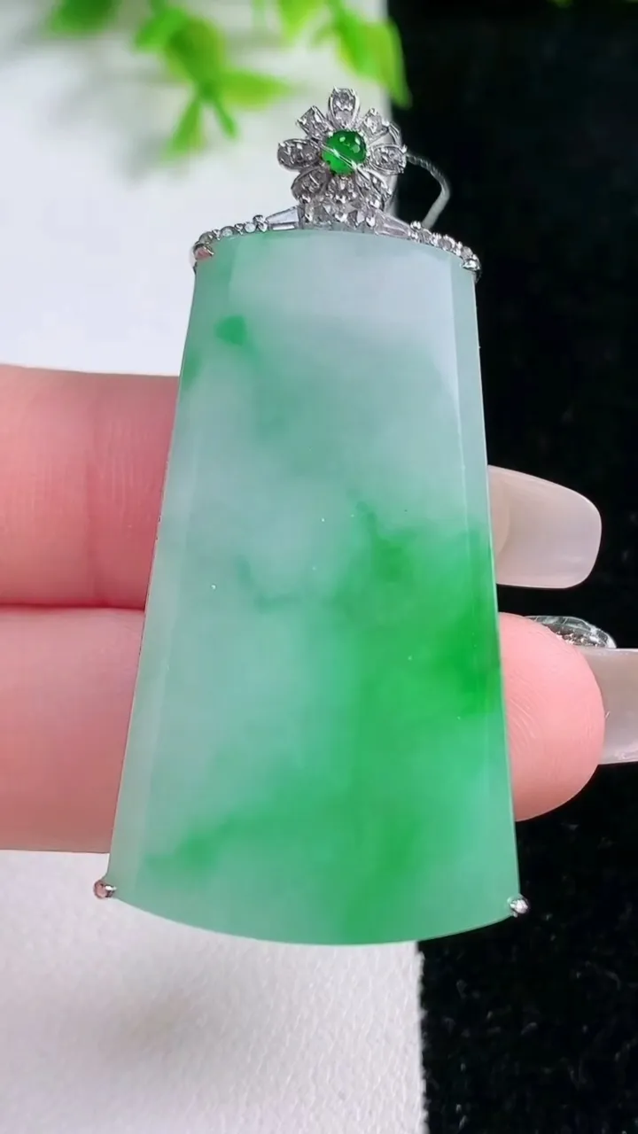 天然A货翡翠无事牌吊坠，尺寸51.4-41.7-23-6，重量:11.75g
1月17日