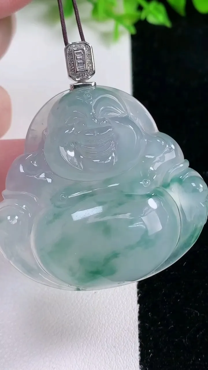 天然A货翡翠种飘花佛公吊坠，尺寸44.2-47.7-9.6，重量:32.78g
1月17日