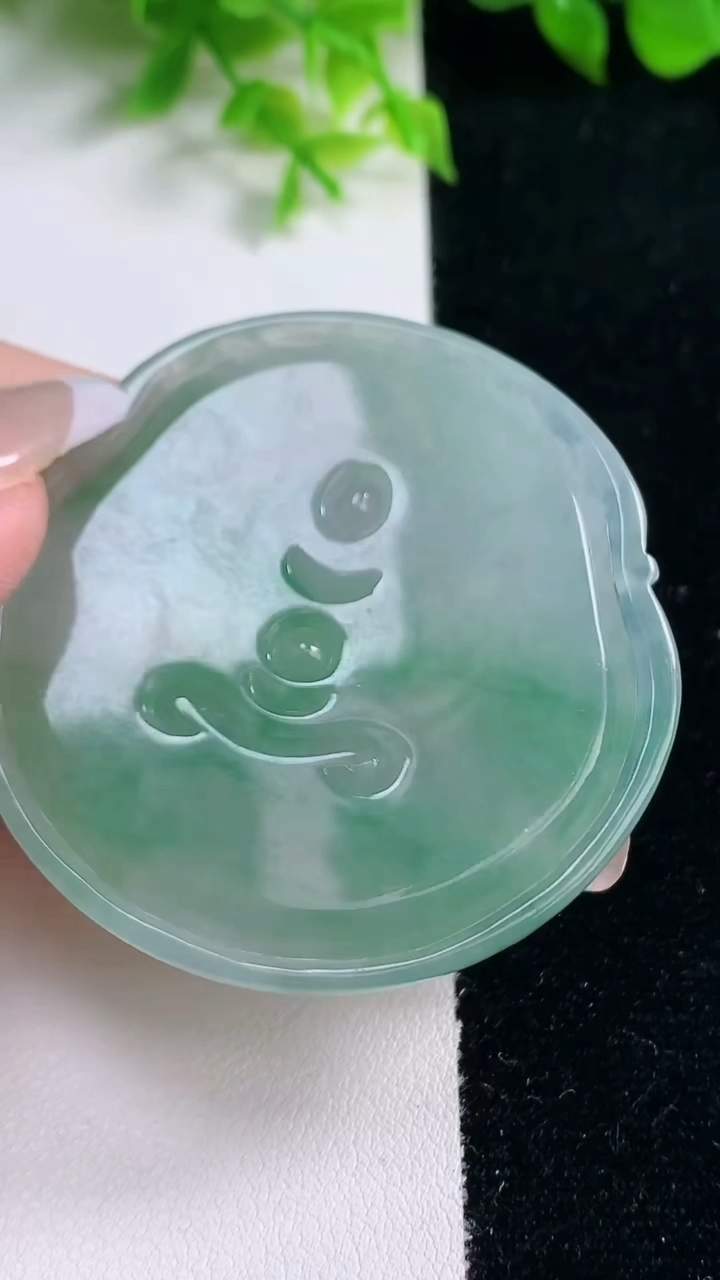 天然A货翡翠大日如来吊坠，尺寸53-52.5-5.4，重量:31.57g
1月17日