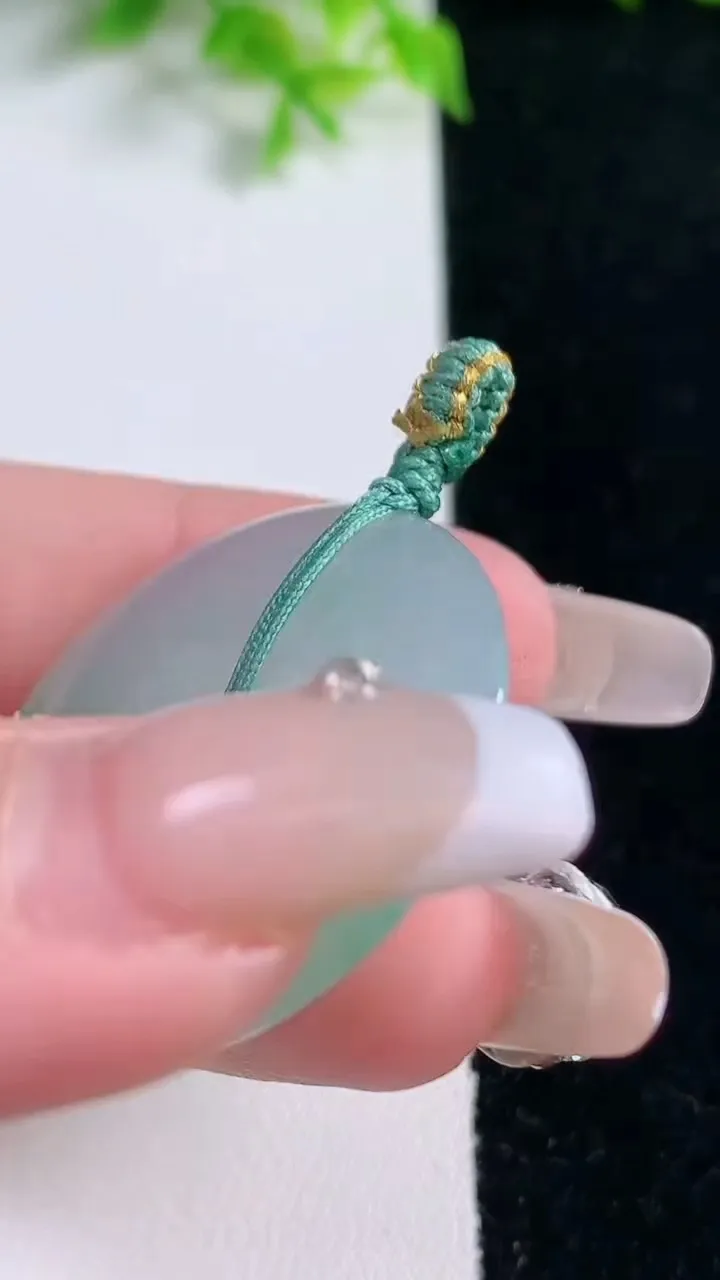 天然A货翡翠平安扣吊坠，尺寸32.2-5.6，重量:13.49g
1月17日