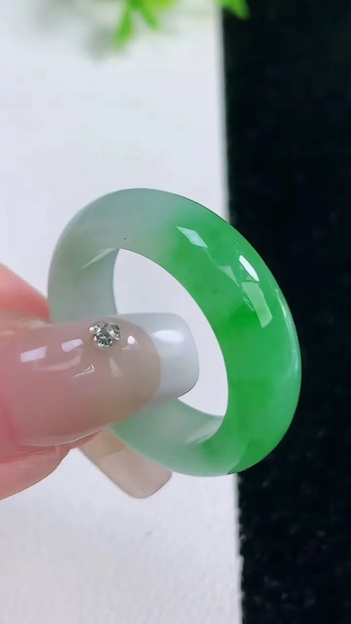 天然A货翡翠指环戒指，尺寸19.3-6.8-4，重量:6.24g2026年1月17日
工厂直销收藏佳