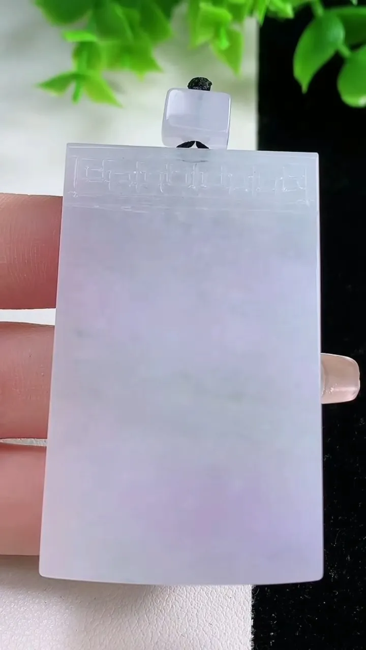 天然A货翡翠紫罗兰仿古无事牌吊坠，尺寸56.5-35.2-5.2，重量:35.59g
1月17日