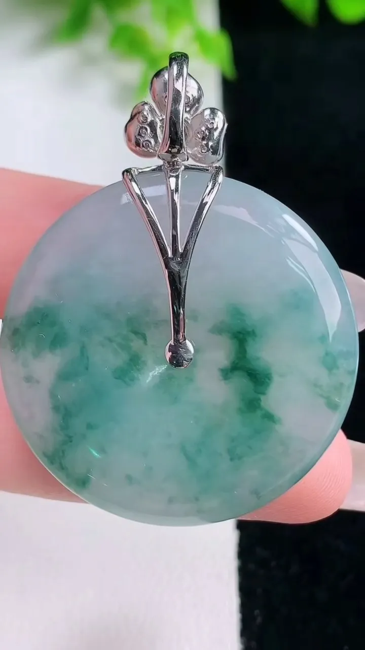 天然A货翡翠种飘花平安扣吊坠，尺寸35.5-5.2，重量:16.42g
1月17日