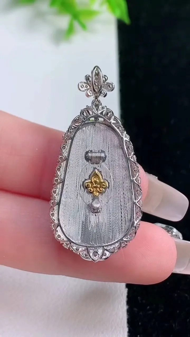 天然A货翡翠如意吊坠，尺寸39-18.2-5.4，裸石25.7-16重量:4.05g
1月17日