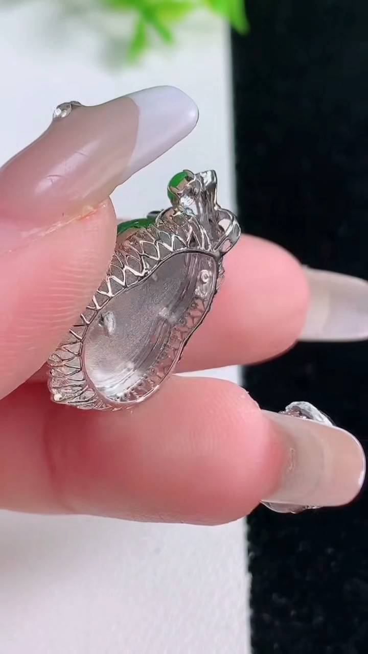 天然A货翡翠葫芦吊坠，尺寸25.7-17.7-8.4，裸石17.7-14.7重量:3.93g
1月17日