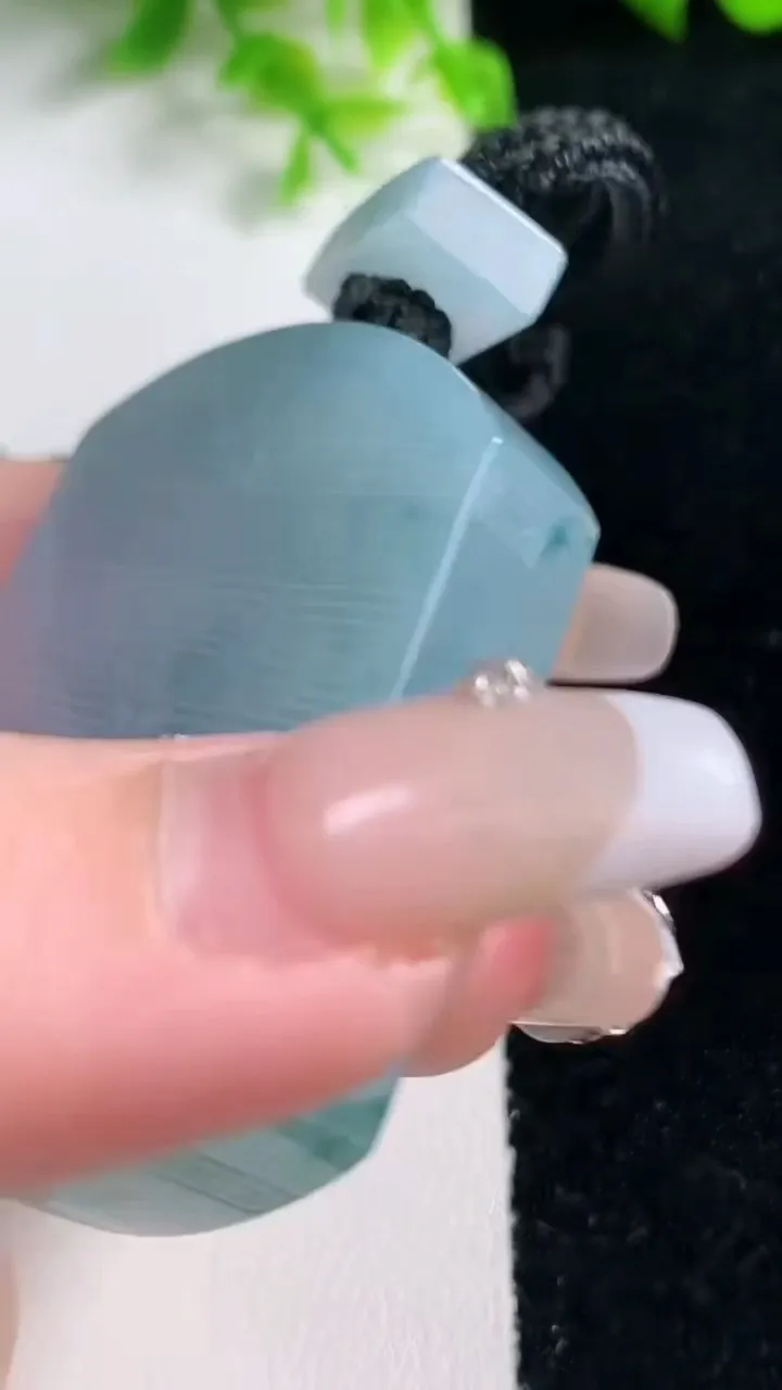 天然A货翡翠种飘花仿古无事牌吊坠，尺寸49.4-36.4-9.4，重量:56.82g
1月17日