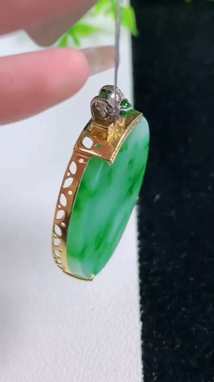 天然A货翡翠无事牌吊坠，尺寸31-5.2，重量:10.00g
1月17日