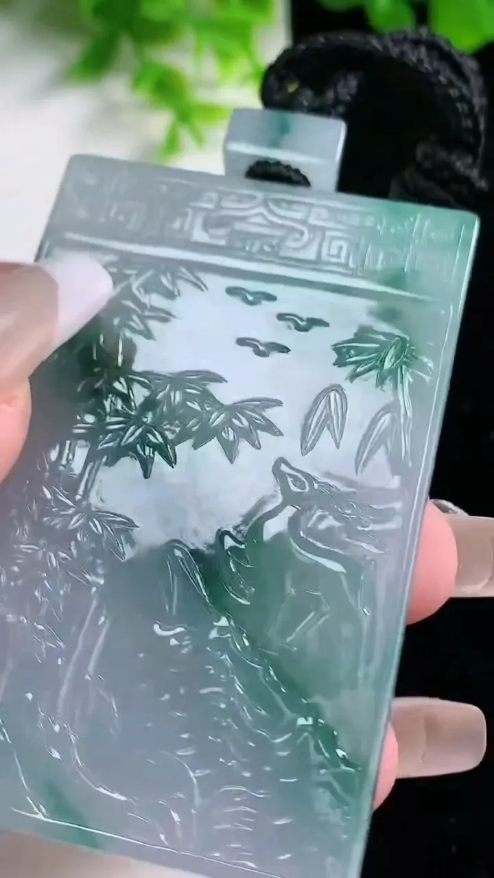 天然A货翡翠种飘花山水牌吊坠，尺寸62-40.4-5.9，重量:54.25g
1月17日