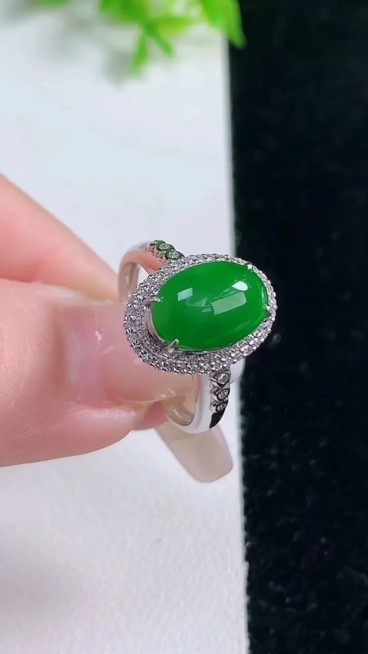 天然A货翡翠蛋面戒指，尺寸17.4-11.3-6.9-8，重量:3.79g2026年1月17日
工厂
