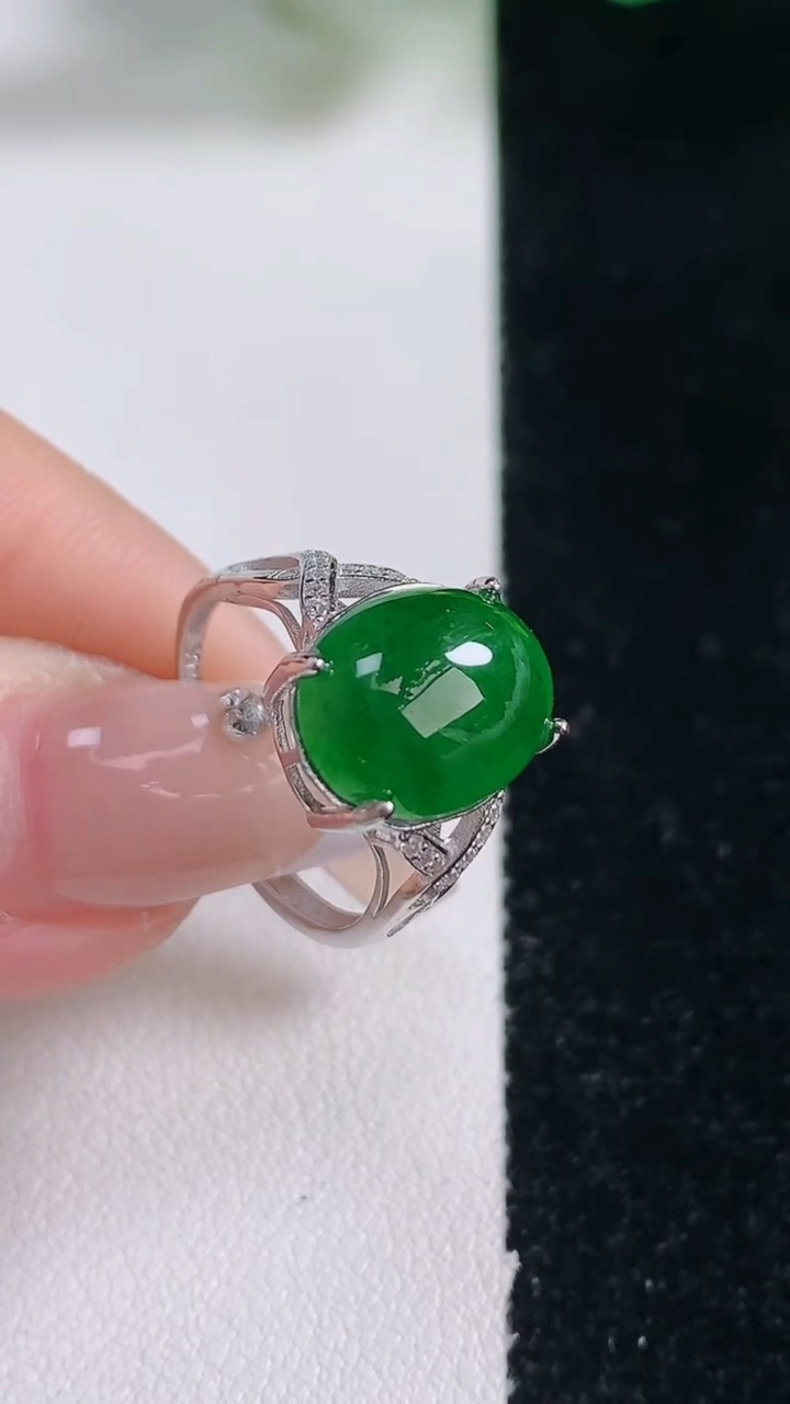 天然A货翡翠蛋面戒指，尺寸12.3-9.6-7.9，重量:2.35g2026年1月17日
工厂直销收藏佳品,种好水足，色泽均匀，有种有色，上手高大气！