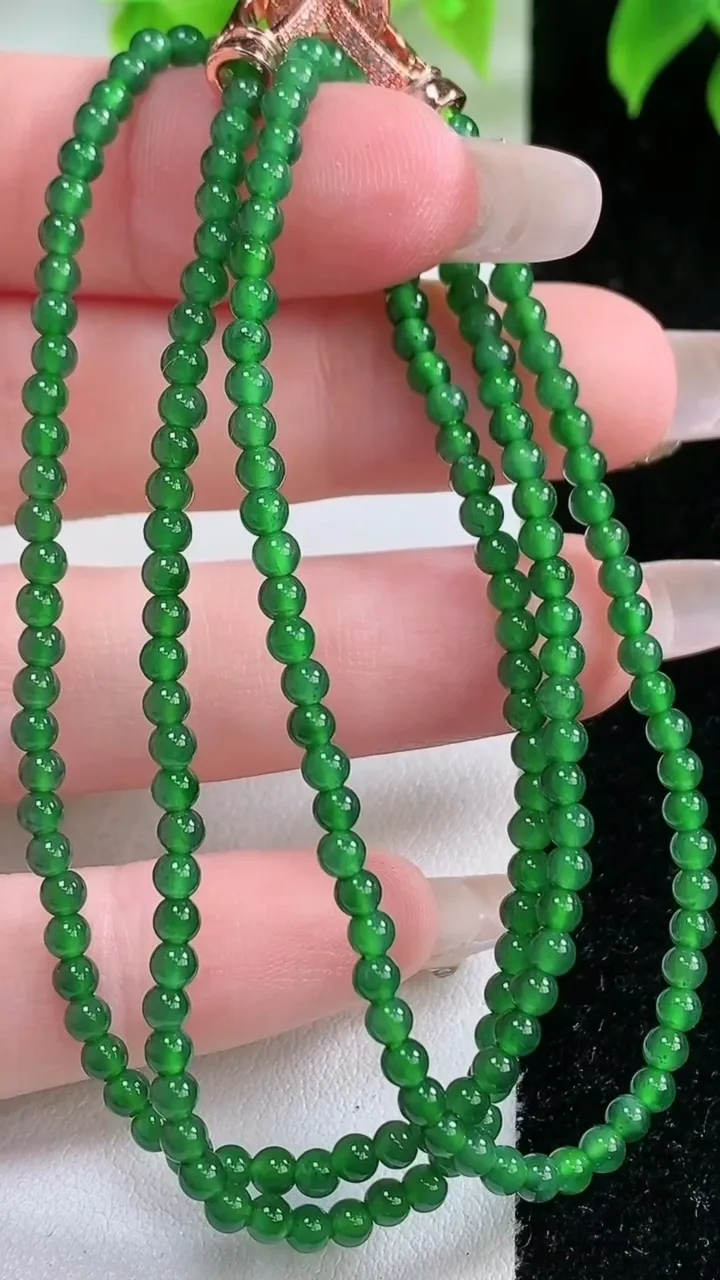 天然A货翡翠小米珠项链，尺寸2.8，重量:9.10g1月17日
工厂直销收藏佳品,种好水足，色泽均匀，有种有色，上手高大气！