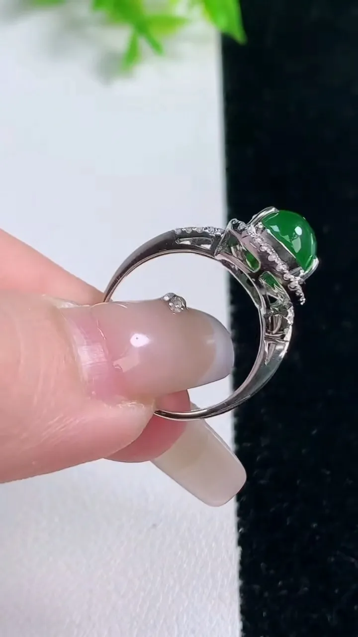 天然A货翡翠葫芦戒指，尺寸17-12-7.8-8，重量:4.47g2026年1月17日
工厂直销收藏佳品,种好水足，色泽均匀，有种有色，上手高大气！