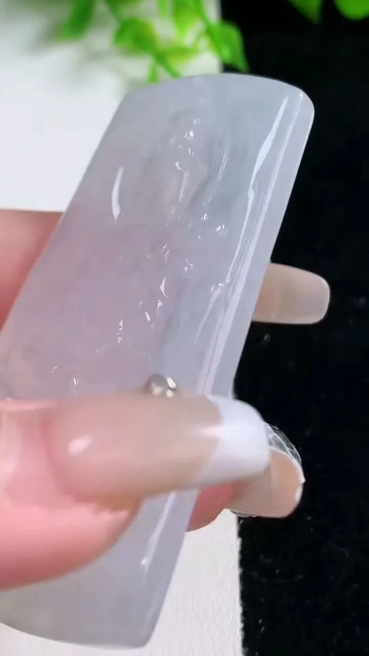 天然A货翡翠大势至菩萨吊坠，尺寸65.4-37-6，重量:34.25g
1月17日