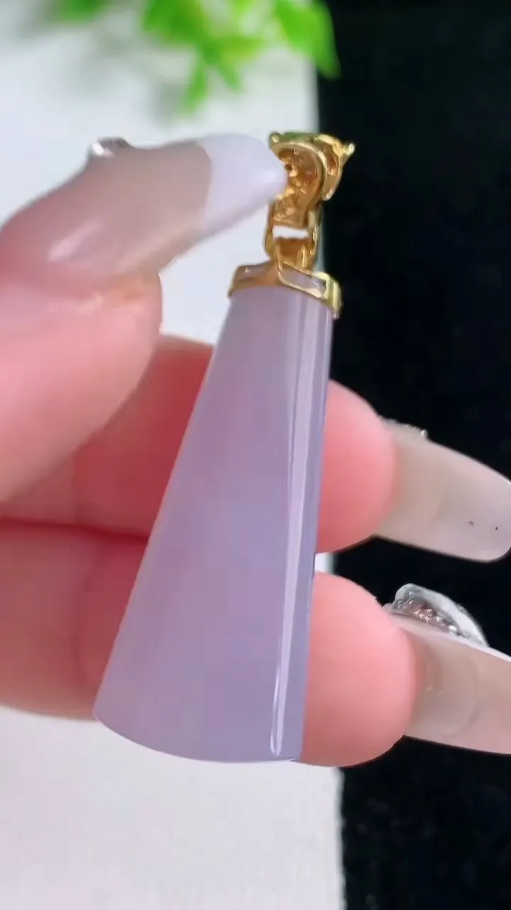 天然A货翡翠18K金紫罗兰无事牌吊坠，尺寸33.6-14-5.6，重量:6.46g
1月17日