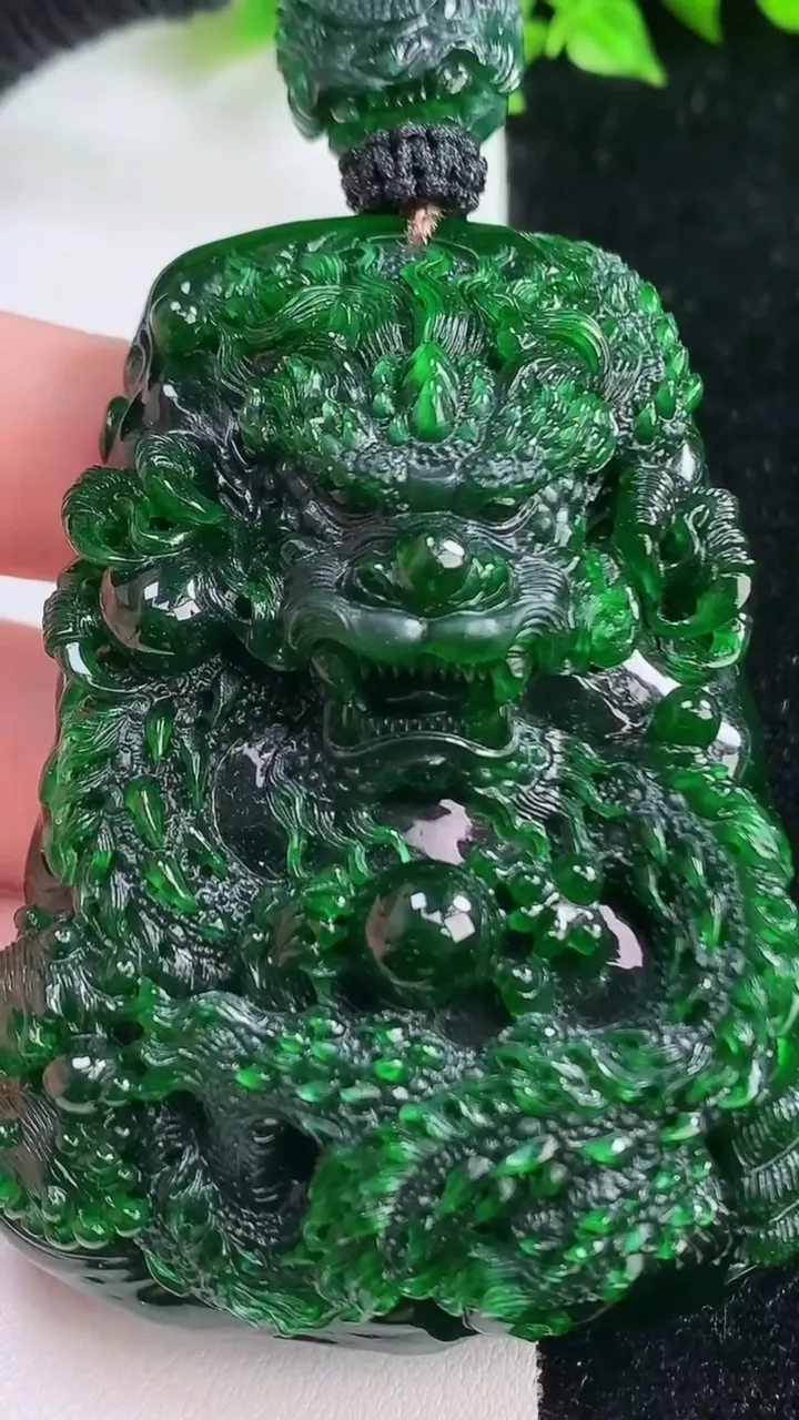 天然A货翡翠龙牌吊坠，尺寸68-48.6-16.7，重量:100.67g
1月17日