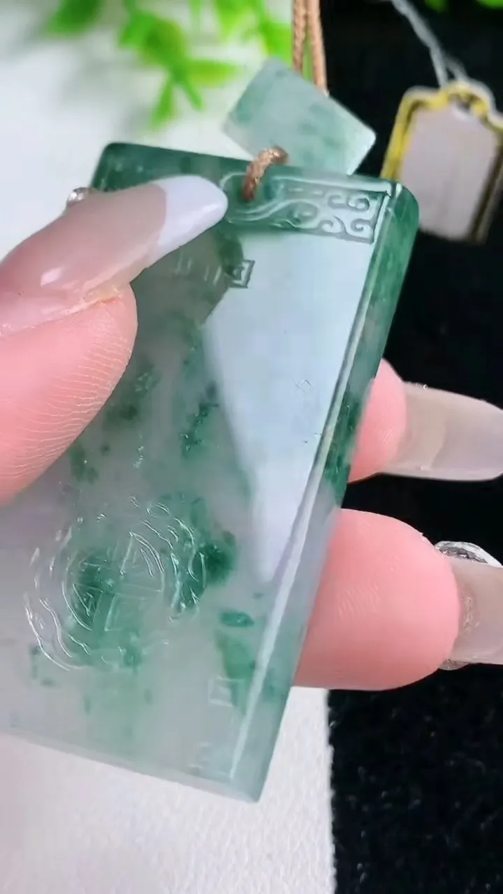 天然A货翡翠种飘花仿古无事牌吊坠，尺寸49-27.4-5.4，重量:26.92g
1月17日