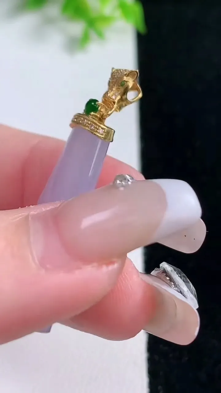 天然A货翡翠18K金紫罗兰无事牌吊坠，尺寸33.6-14-5.6，重量:6.46g
1月17日