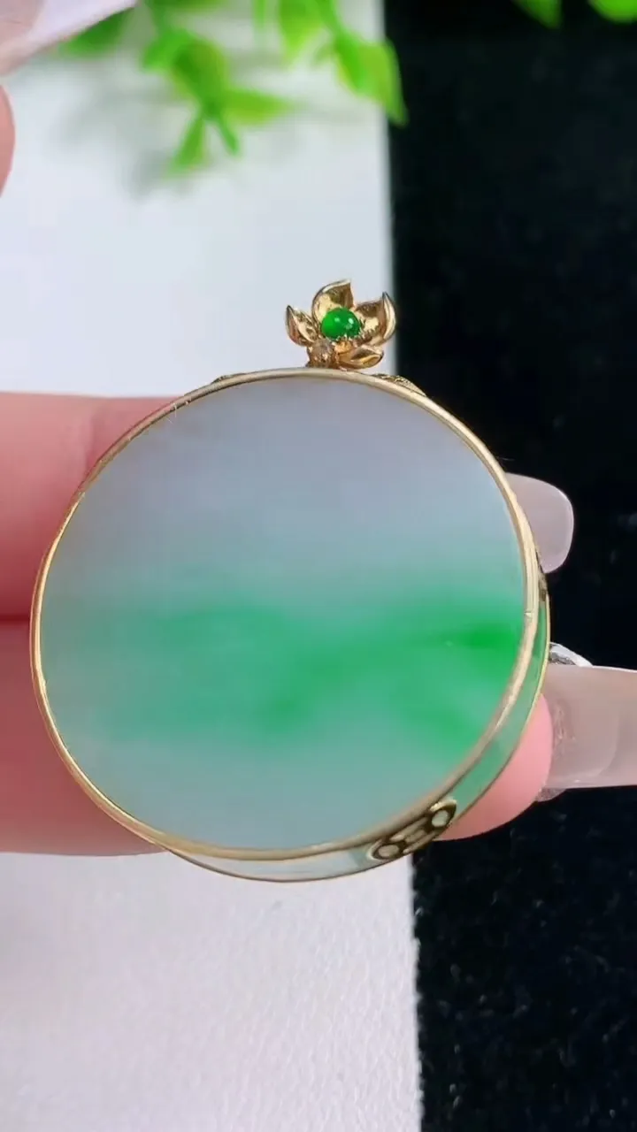 天然A货翡翠无事牌吊坠，尺寸30.2-5.8，重量:16.39g
1月17日