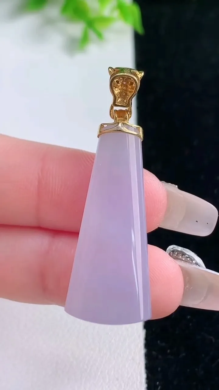 天然A货翡翠18K金紫罗兰无事牌吊坠，尺寸33.6-14-5.6，重量:6.46g
1月17日