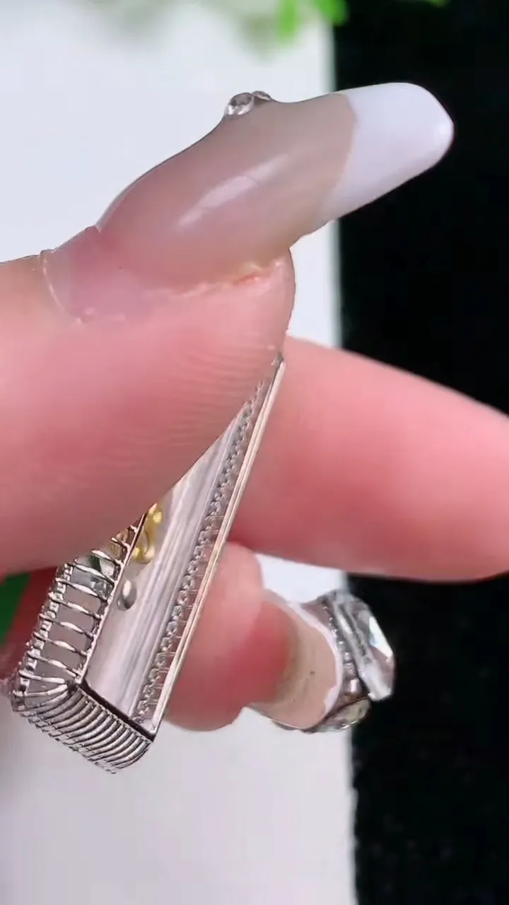 天然A货翡翠无事牌吊坠，尺寸43.4-18-6.6，裸石29.3-16.3重量:8.28g
1月17日